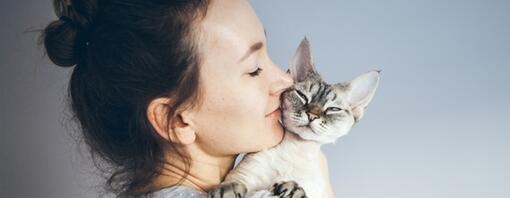 wman kissing cat on shoulder